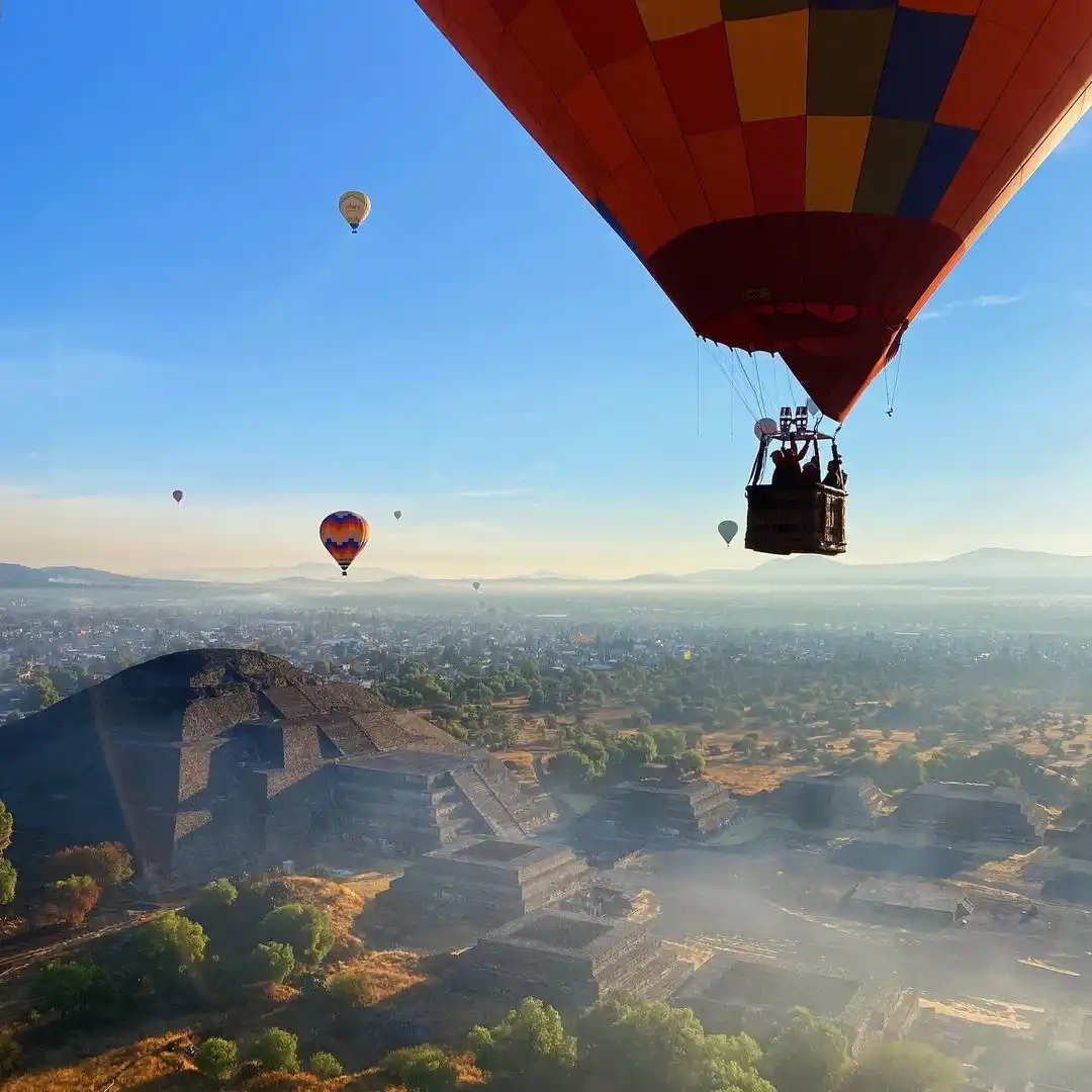Canastilla de globo durante el amanecer