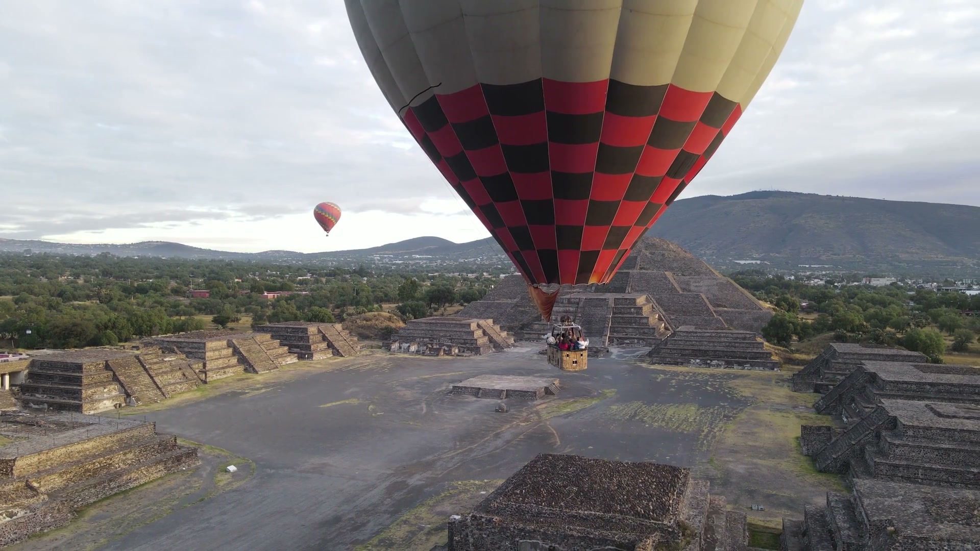 Globo aerostático sobre las pirámides de Teotihuacán al amanecer