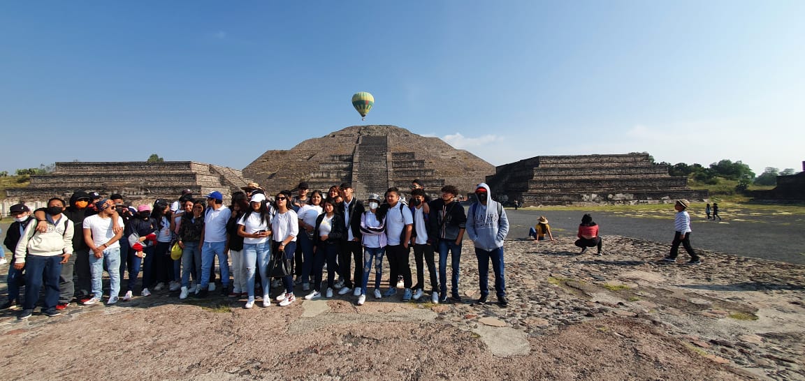 Grupo de visitantes en Teotihuacán