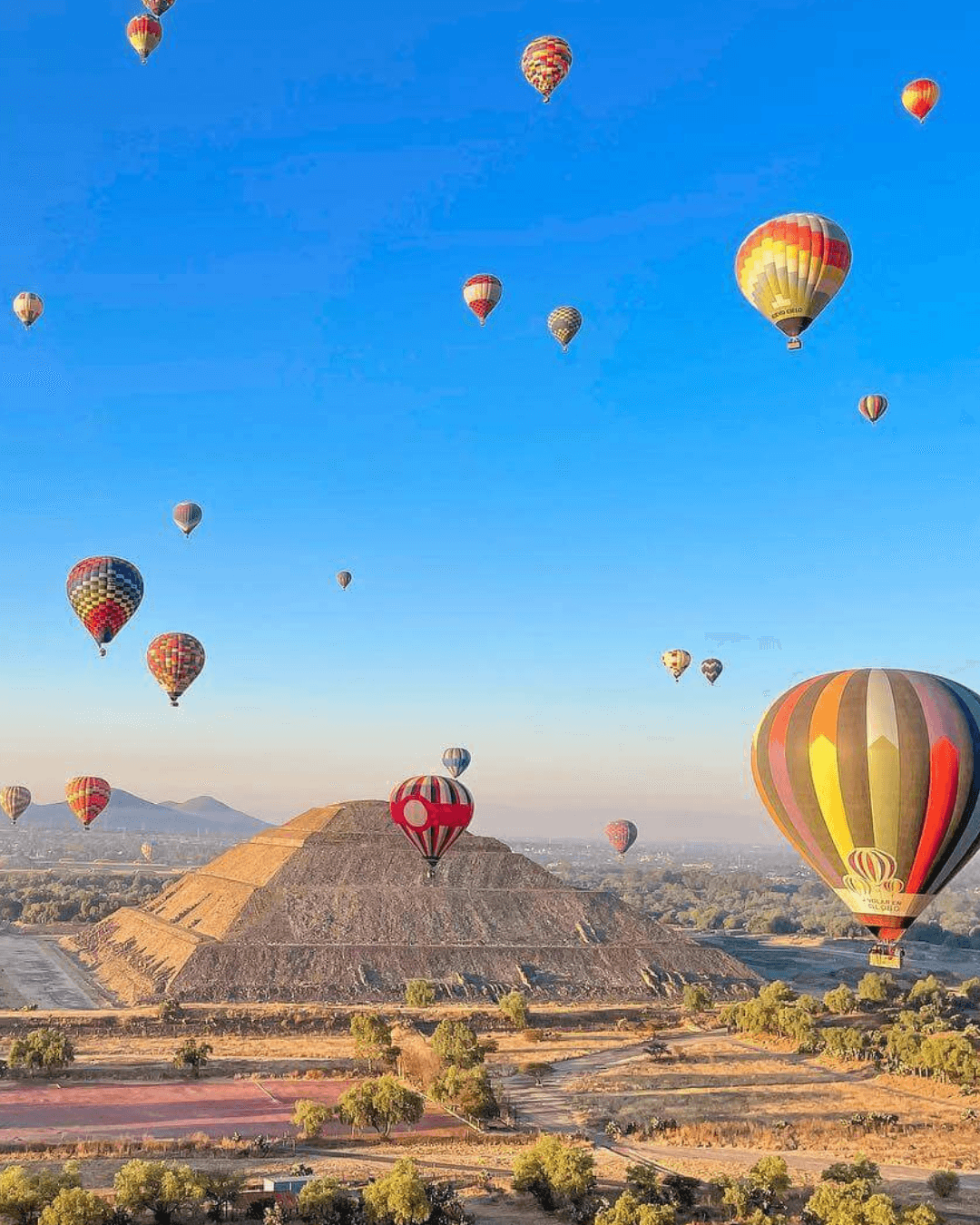 Viajeros dentro de la canastilla del globo