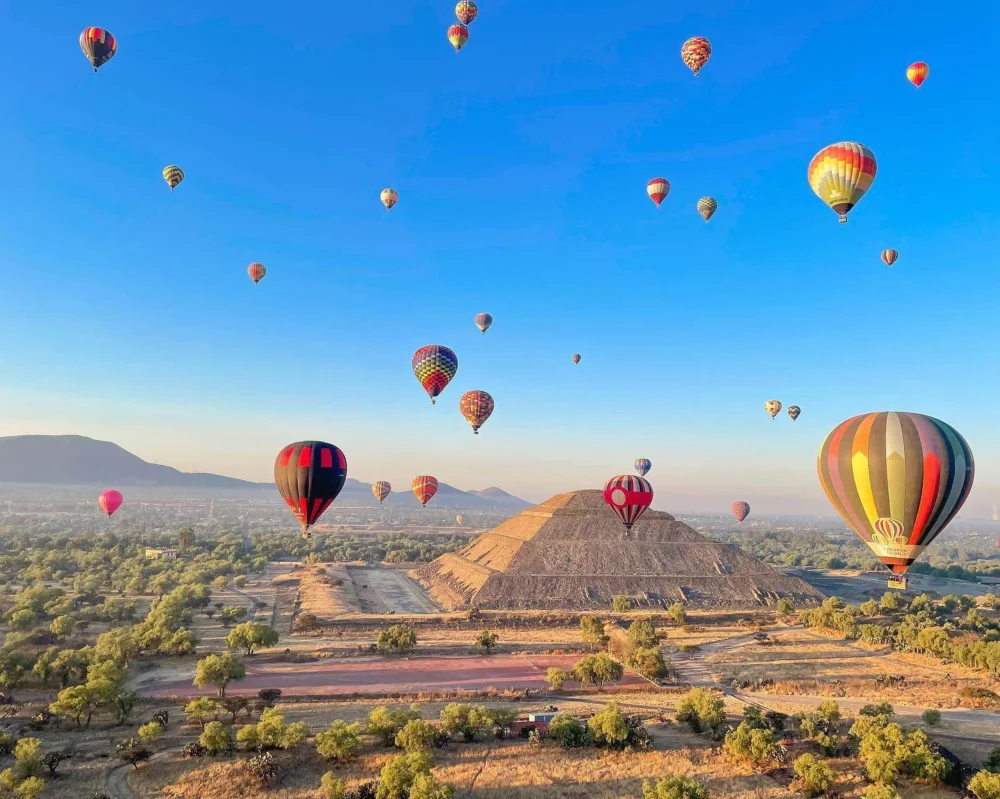 Decenas de globos en el cielo de Teotihuacán
