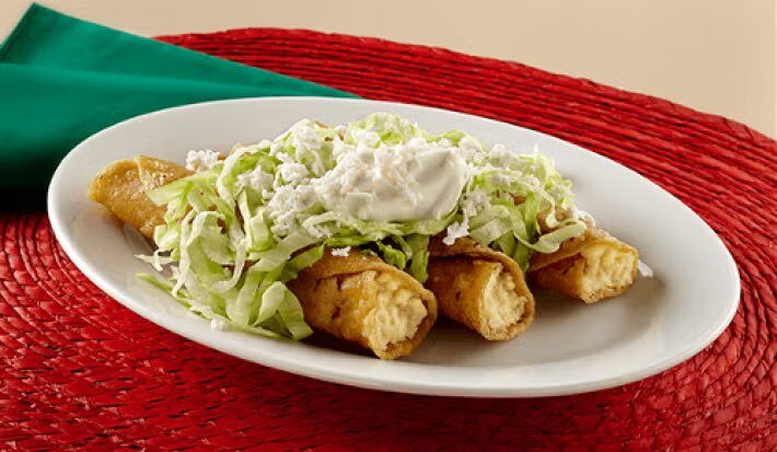 Tacos dorados con arroz al estilo mexicano