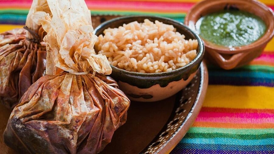 Mixiote a la cacerola con arroz y frijoles