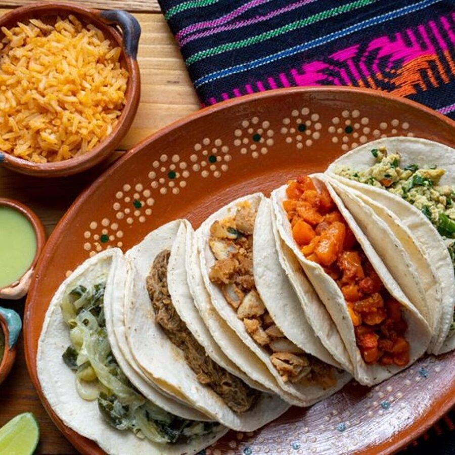 Tacos de guisado con arroz