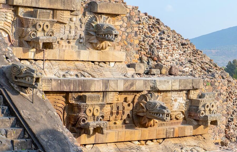 Detalle de las esculturas de Quetzalcóatl en Teotihuacán