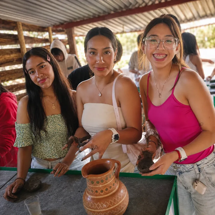 Alumnas trabajando el barro en el taller de cerámica