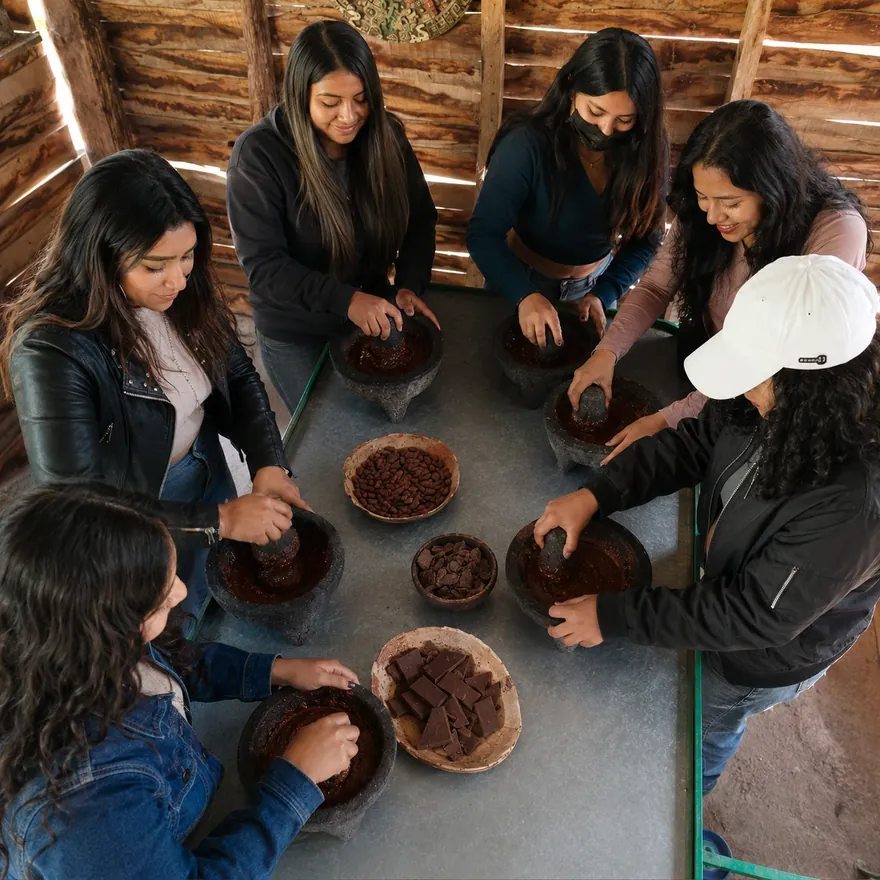 Moliendo cacao en molcajete durante el taller de chocolate